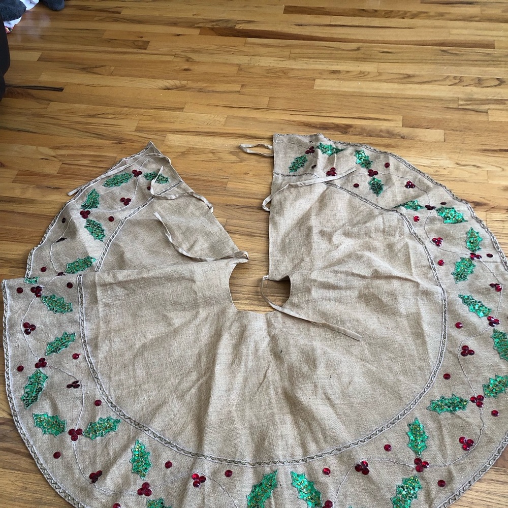 Tree Skirt with Holly Leaves and Berries.